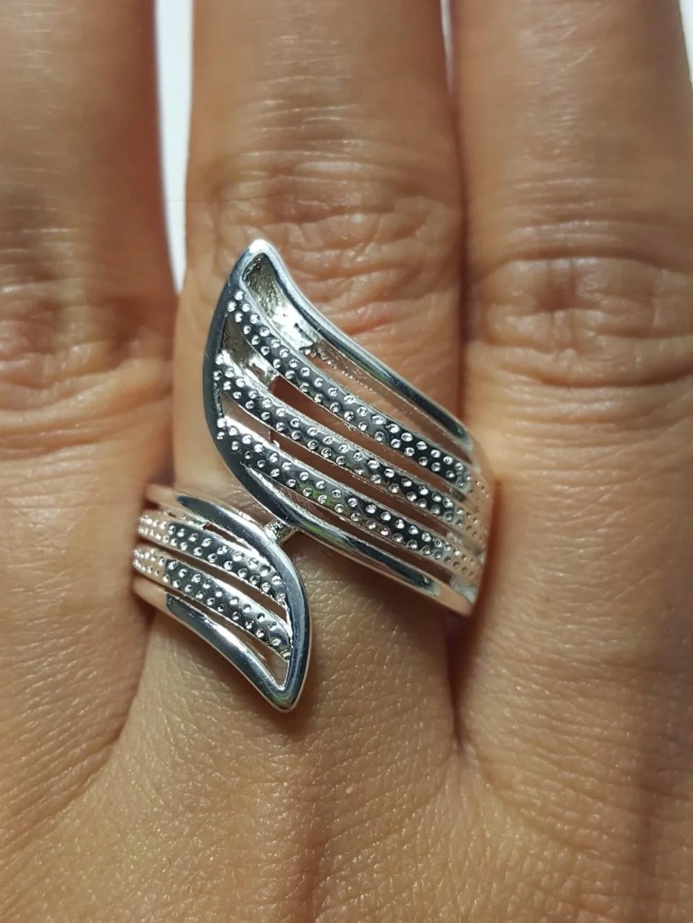 Leaf-Accent Wrap Ring in 925 Silver Tone